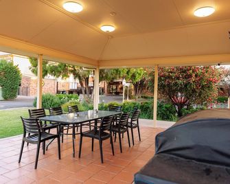 Scone Motor Inn & Apartments - Scone - Binnenhof