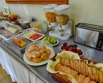 Ionis Hotel - Karavados