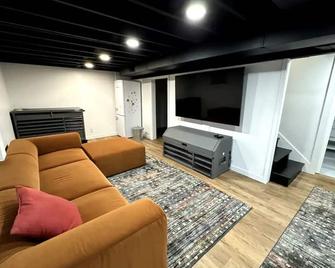 Stylish Basement Hideaway - Kansas City - Living room