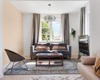 Sanders Charm - Chic 2-Bdr Apt with Shared Garden - Copenhagen - Living room
