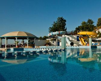 Azalia Beach Hotel Balneo & Spa - Warna - Basen