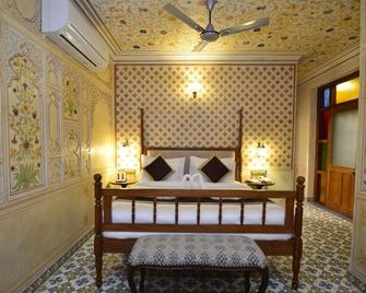 Nirbana Palace - A Heritage Hotel and Spa - Jaipur - Bedroom