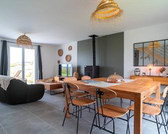 Ty Penecam - Parking privé à 2km de la plage - Le Palais - Dining room