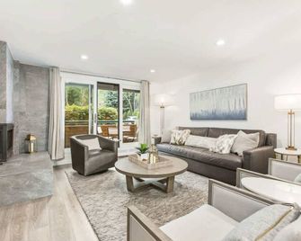 Designer 2 BR on River with Pool - Walk to Town! - Aspen - Oturma odası