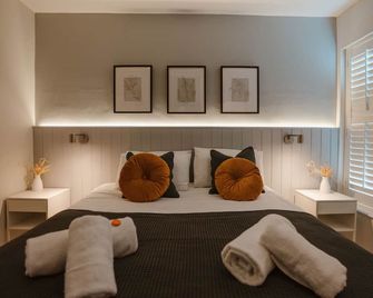 Blooms Apartment - Marple - Bedroom