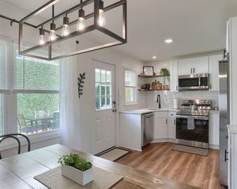 4Bd/2ba home Sleeps 8 Newly Renovated 2 minutes to all Hershey attractions! - Hershey - Kitchen