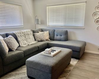 Cozy and Lovely walk to downtown - Lafayette - Living room