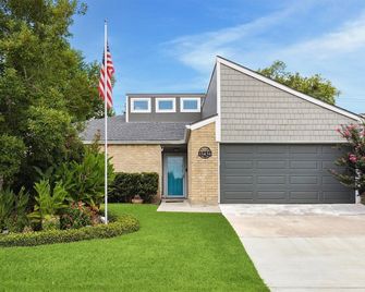 Entire House 3 Br 2 Ba in Clear Lake City - Houston - Edificio
