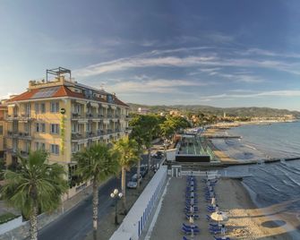 B&b Hotel Diano Marina Palace - Diano Marina - Building