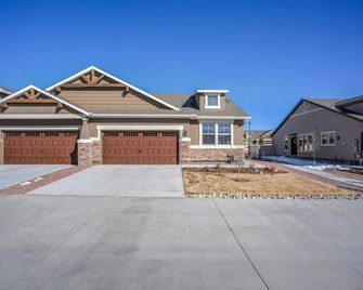 4BR Modern Townhome Close to Usafa! - Colorado Springs - Bâtiment