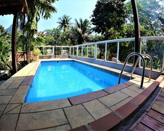 瑪塔維爾任旅館及青年旅舍 - Vila do Abraao - 游泳池