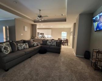 Beautiful 3 Bed 2.5 bath home with long drive way - Texas City - Living room