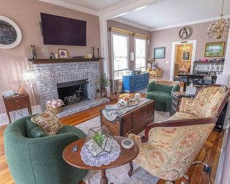 The Margaret Suite at The Abbey House a B&B in Daytona Beach - Daytona Beach - Living room