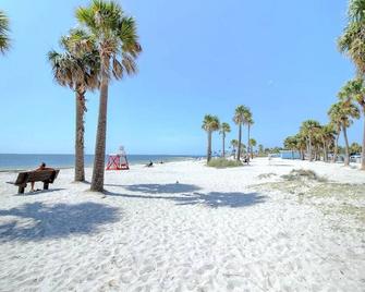 Awesome Lake View Home - Holiday - Beach