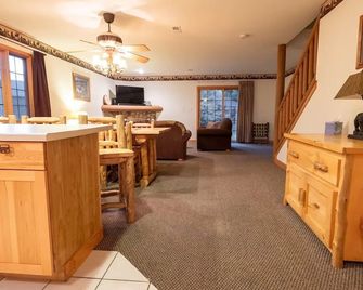 All Season Villa - Starved Rock area! - North Utica - Living room