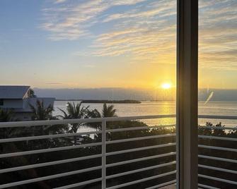 Gorgeous Newer Oceanfront Home! Private heated pool, dock and great views! - Summerland Key - Balcony