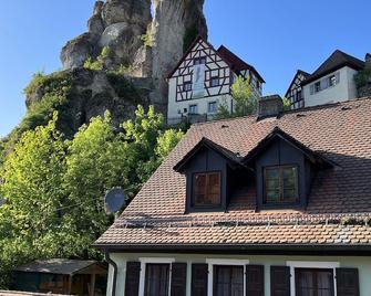 Gemütliche Helle Moderne Dachgeschosswohnung mit Blick auf das - Pottenstein - Budynek