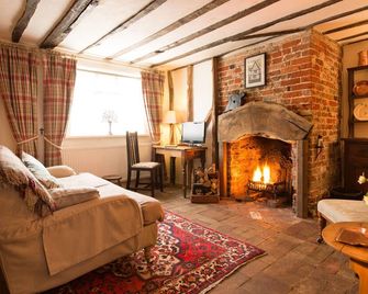 Spadgers, a flax workers cottage next to fields in a Medieval Village - Sudbury - Living room