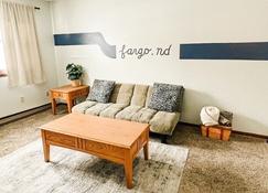 2 Bedroom Apartment Near Ndsu (Apt 1) - Fargo - Living room