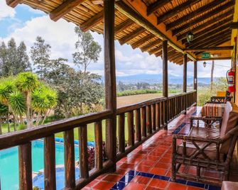 Hostería Colibri Aeropuerto - Tababela - Balcony