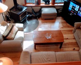 Loon Lake luxury with beach, kayaks,canoe. - Chestertown - Вітальня