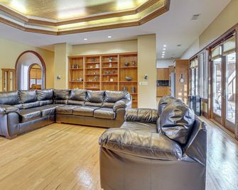 Stocked Pond! 33-acre Lagrange Estate w/ 2 Units - La Grange - Lounge
