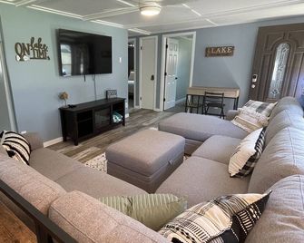 Peaceful lake retreat - Coldwater - Living room
