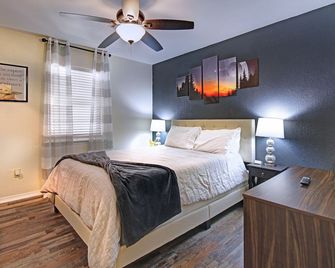 The Space Place Family-Friendly Cosmic-Themed Getaway Near Attractions in Broken Arrow, Oklahoma - Broken Arrow - Schlafzimmer