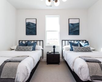 Modern Home w/ Indoor Pool/Slide, Indoor Sports Court, 1.5 Acres, Sleeps 40 - Garden City - Habitación