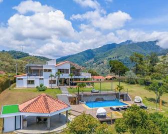 Finca San Antonio - Stunning Luxury by Lago Calima - Restrepo - Piscina