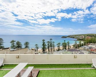 Apartment with Pool Access, a minute to the Beach - Manly - Balcón