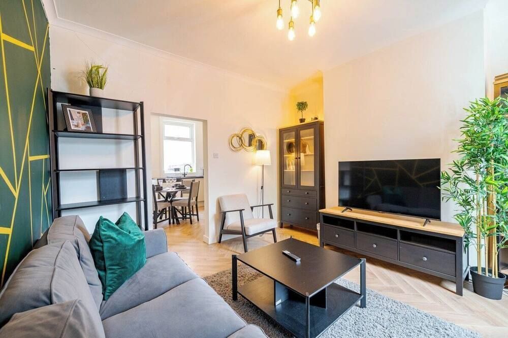 Modern Two Bedroom House in Central Hyde by Eason Stays, Ideal for Short Breaks & Business Stays with Free Driveway Parking - הייד - סלון