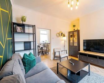 Modern Two Bedroom House in Central Hyde by Eason Stays, Ideal for Short Breaks & Business Stays with Free Driveway Parking - הייד - סלון