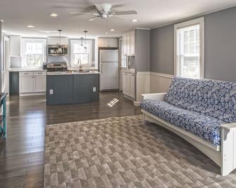 Sells Out Every Summer-Walking Distance to Fire District Beaches! - Westerly - Living room