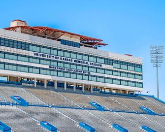 Days Inn by Wyndham KU Lawrence - Lawrence - Building
