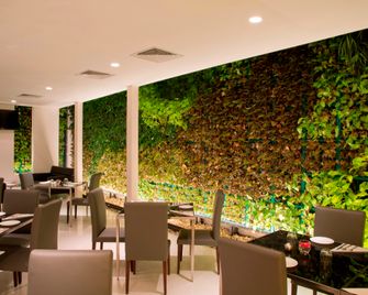 Springs Hotels and Spa - Bangalore - Restaurant