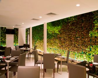 Srs Springs Hotel & Spa - באנגאלור - מסעדה