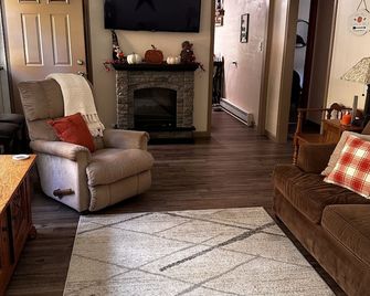 Cozy Cabin - Rockwood - Living room