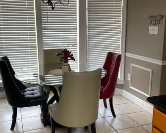 Mardi Gras Home Base -Prime Nola Location - نيو اورليانز - غرفة طعام