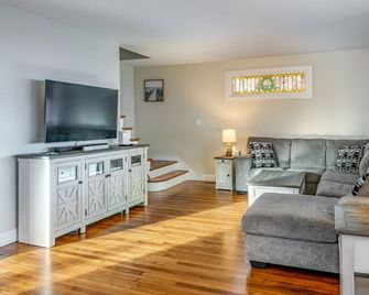 Beautiful, Spacious, Beachfront Home - Perfect for Entertaining Family & Friends - West Haven - Huiskamer