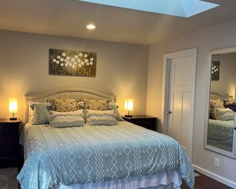Spruce Cottage Bright 3 Bedroom 2 Bath near Henderson Center. Master suite. - Eureka - Habitación