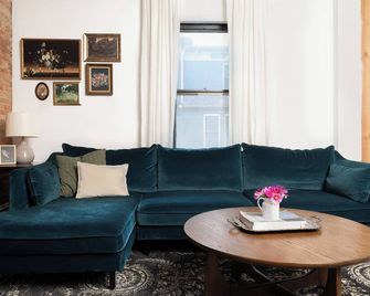 Historic Home with Ohio City Character, Big Glam Kitchen, and Open Living Space - Cleveland - Sala de estar