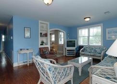 Classic pet-friendly top floor 3 bedroom duplex! - Wrightsville Beach - Living room