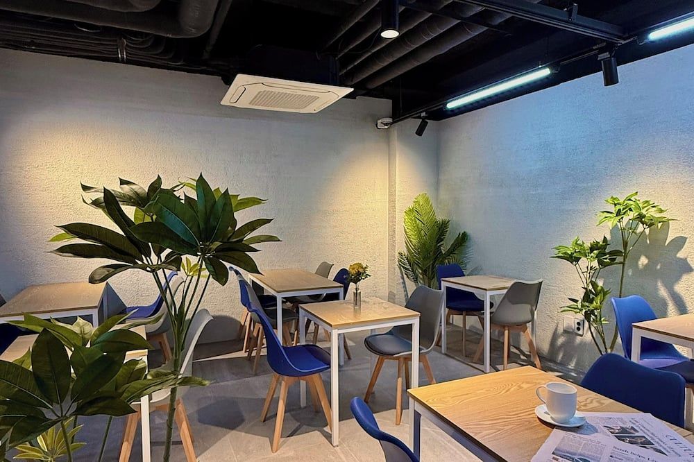 كونيكتيد هوتل جورو