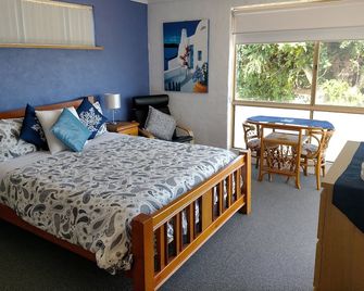 Mediterranean Apt: Ocean Views Sleeps 6 - Spacious- Families - Couples - Beach - Gnaranbup - Bedroom