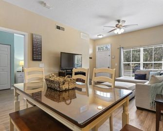 Close to Disney! NO Extra Fees! Gated! Clean & Comfy! Family Friendly! - Kissimmee - Living room