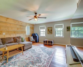 Barn House w/ Private Pond & Dock in Southbury! - Southbury - Sala de estar