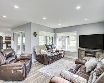 Palm Coast Home with Screened Patio, 3 Mi to Beach! - Palm Coast - Sala de estar