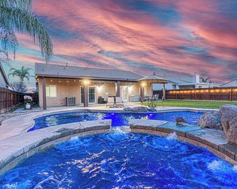 Beautiful Home with Pool & Hot Tub close to National Parks - Selma - Piscina