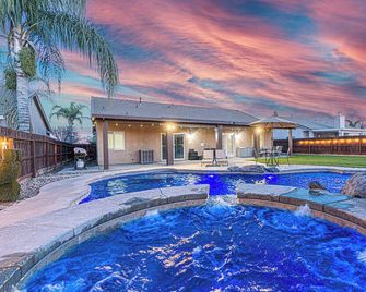 Beautiful Home with Pool & Hot Tub close to National Parks - Selma - Pool